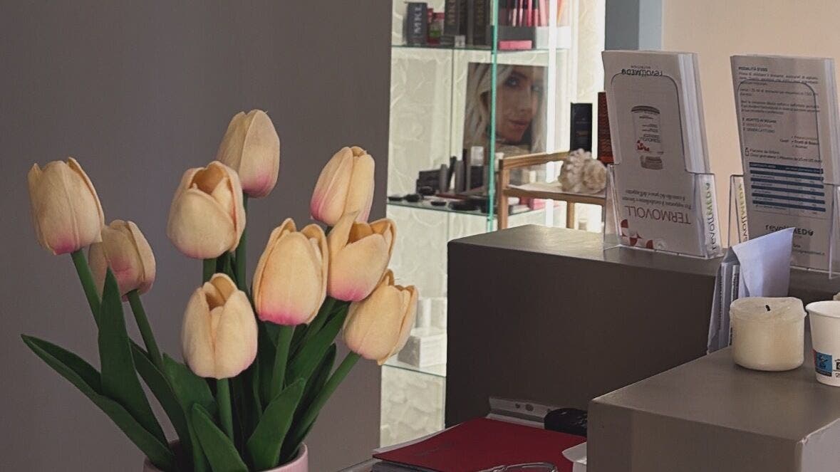 Interno accogliente di Rifiorire Medicina Estetica ad Arzano, Campania con tulipani e prodotti estetici.