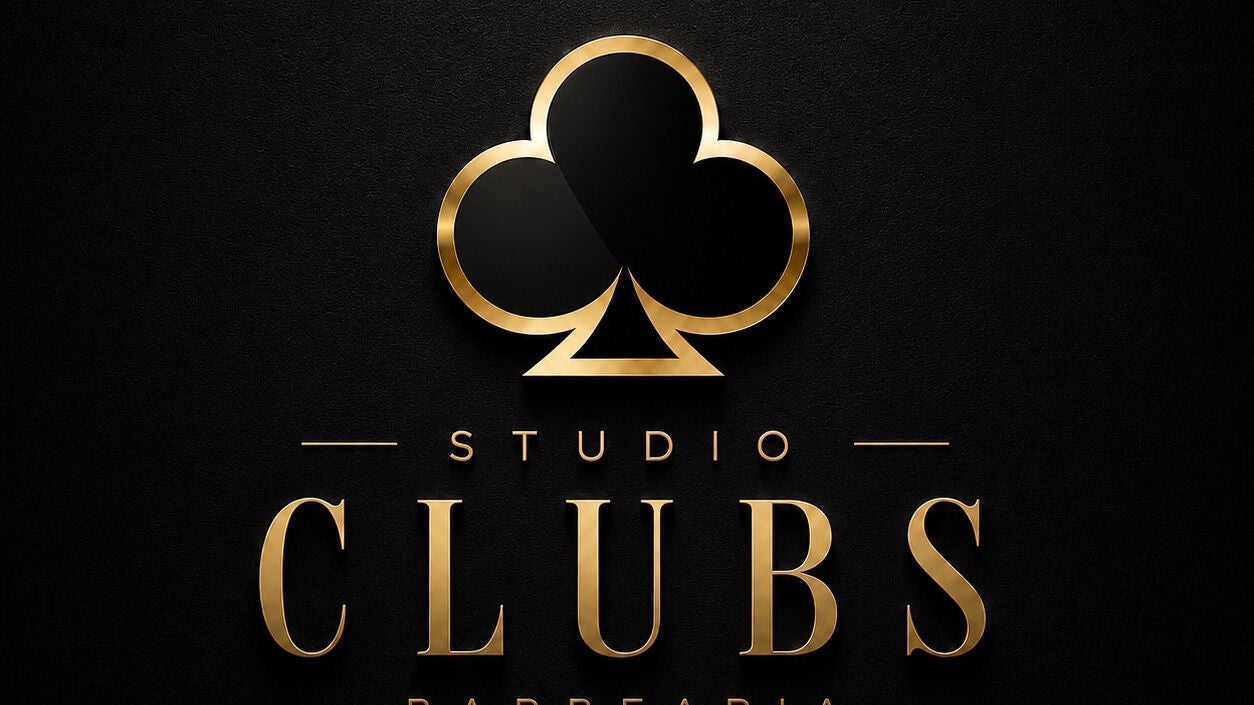 Logotipo dourado do Clubs Studio, São Paulo, BR, sobre fundo preto, destacando sofisticação.