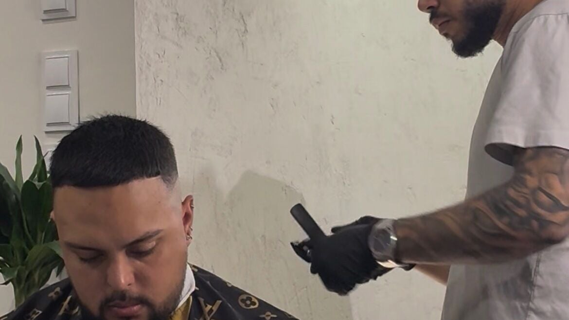 Cliente recibiendo corte de pelo moderno en Frey barber, Fuenla, Comunidad De Madrid, ES.