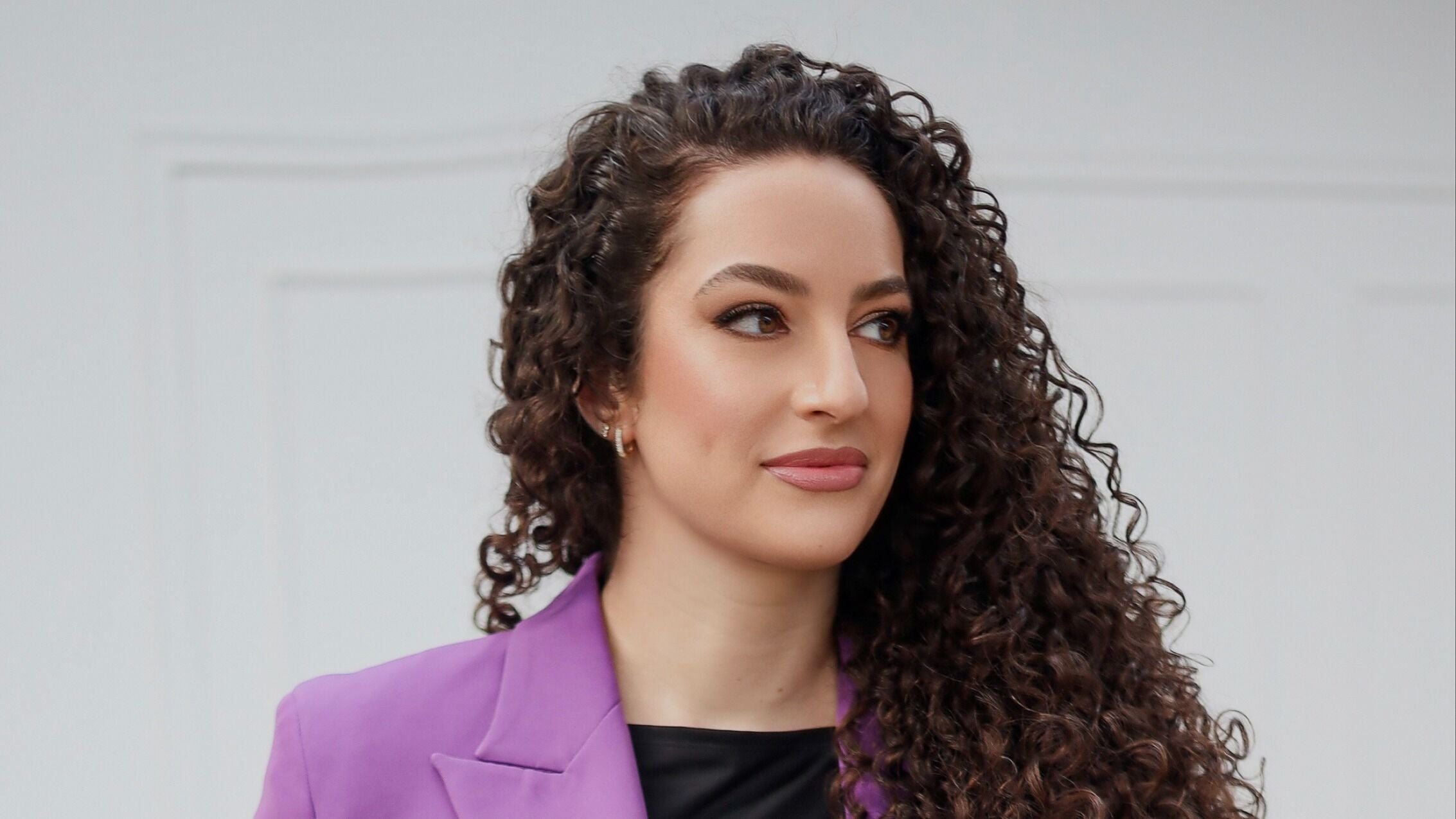 Elegante vrouw in paarse blazer bij BeauTess, Antwerpen, Vlaanderen, BE.