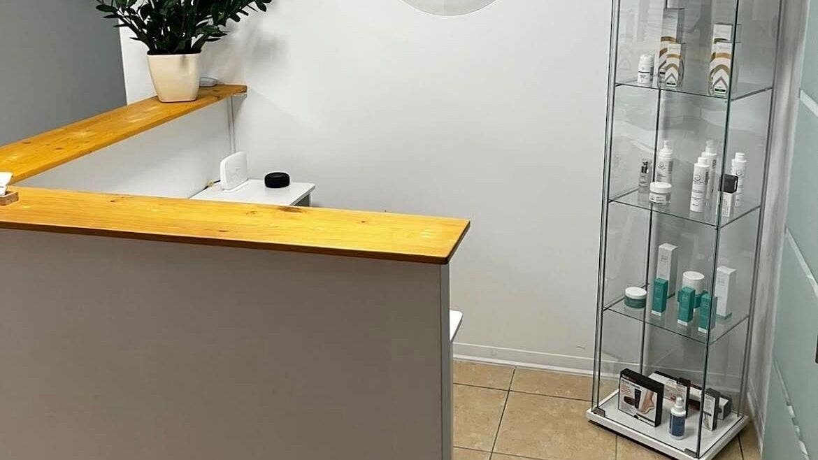 Reception di L’Atelier della Bellezza - clinica del benessere a Palazzo San Gervasio, Basilicata, IT con prodotti esposti.