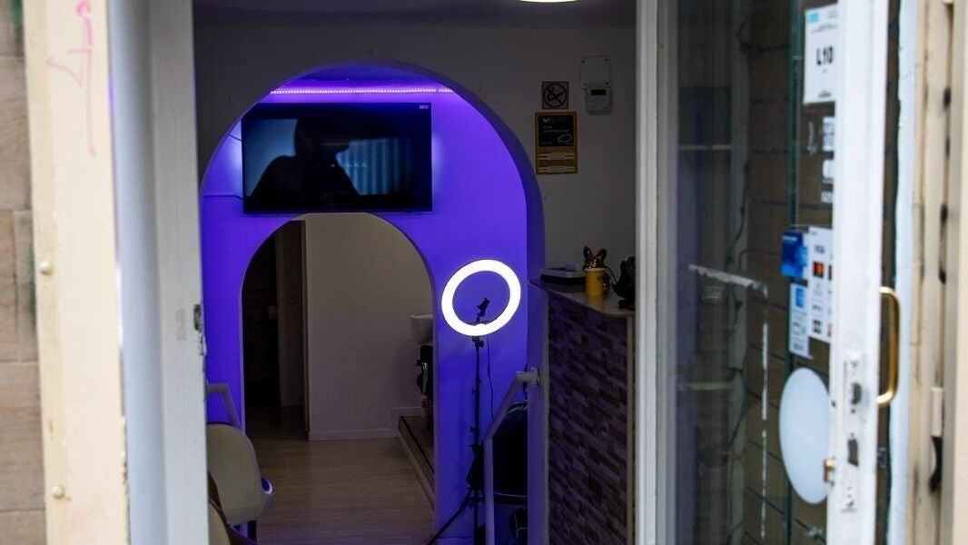 Entrada iluminada de Studio V Madrid en Madrid, Comunidad De Madrid, ES con luz neón y espejo.
