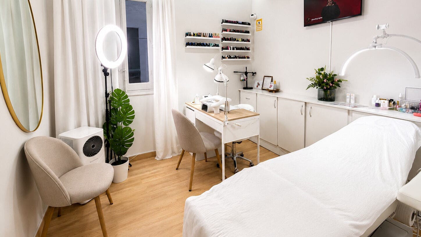 Sala de tratamiento en Nai Beauty, Madrid, Comunidad De Madrid, ES, con decoración moderna y equipo profesional.