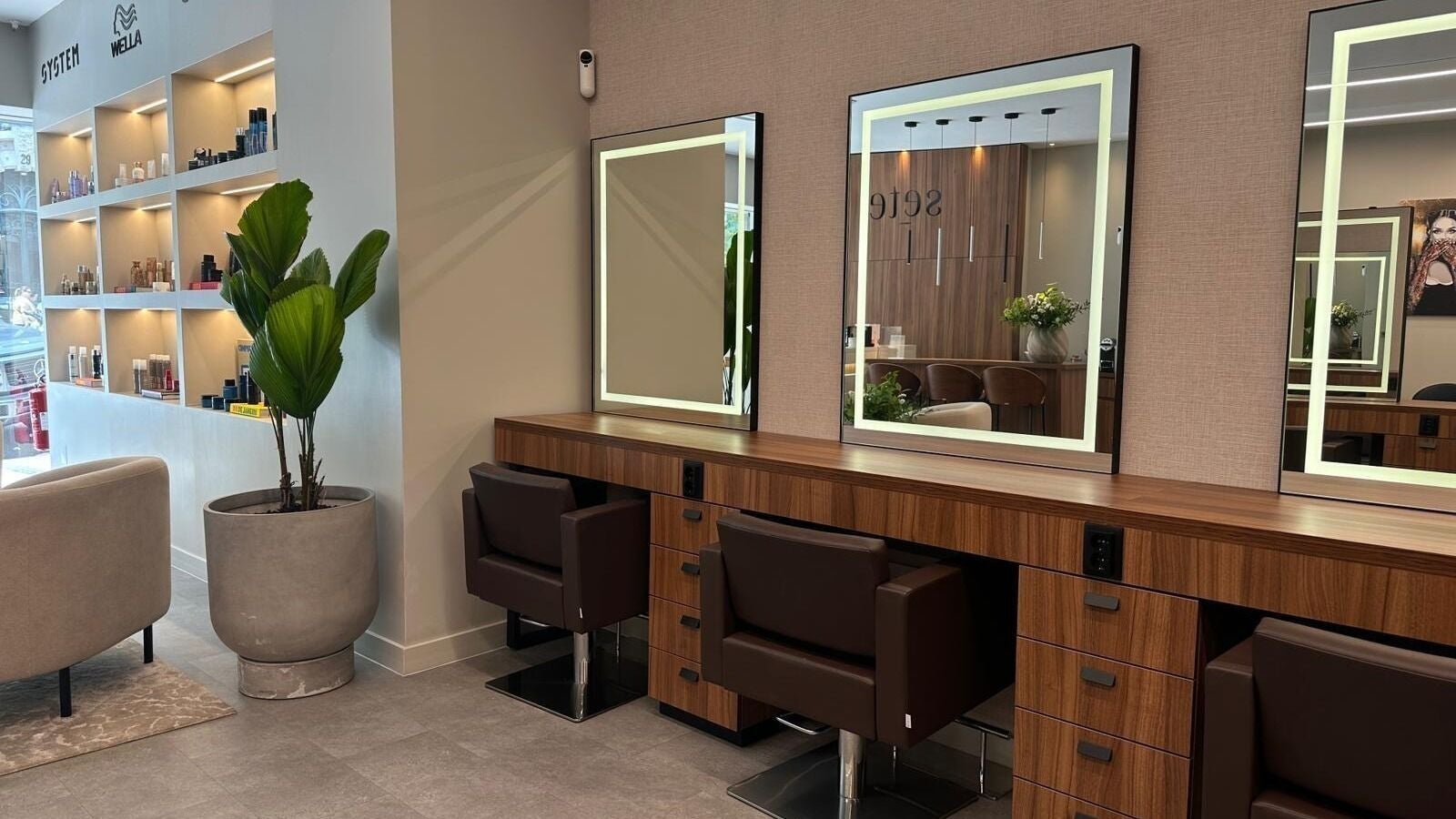 Interior elegante do Sete Concept | Hair & Beauty Salon, Lisboa, Lisboa, PT, com espelhos iluminados e cadeiras luxuosas.