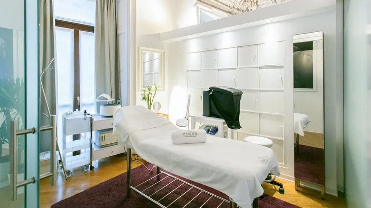 Stanza trattamenti a HAQUOS, Milano, Lombardia, IT con lettino e arredo elegante.