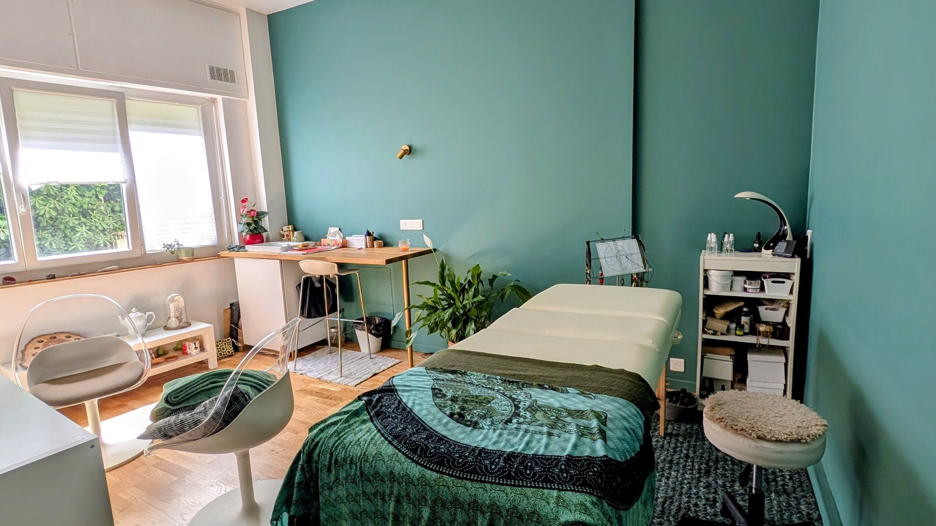 Salle de soin paisible à GlobalCare, Nice, Provence-Alpes-Côte d'Azur, FR, avec table et mobilier moderne.