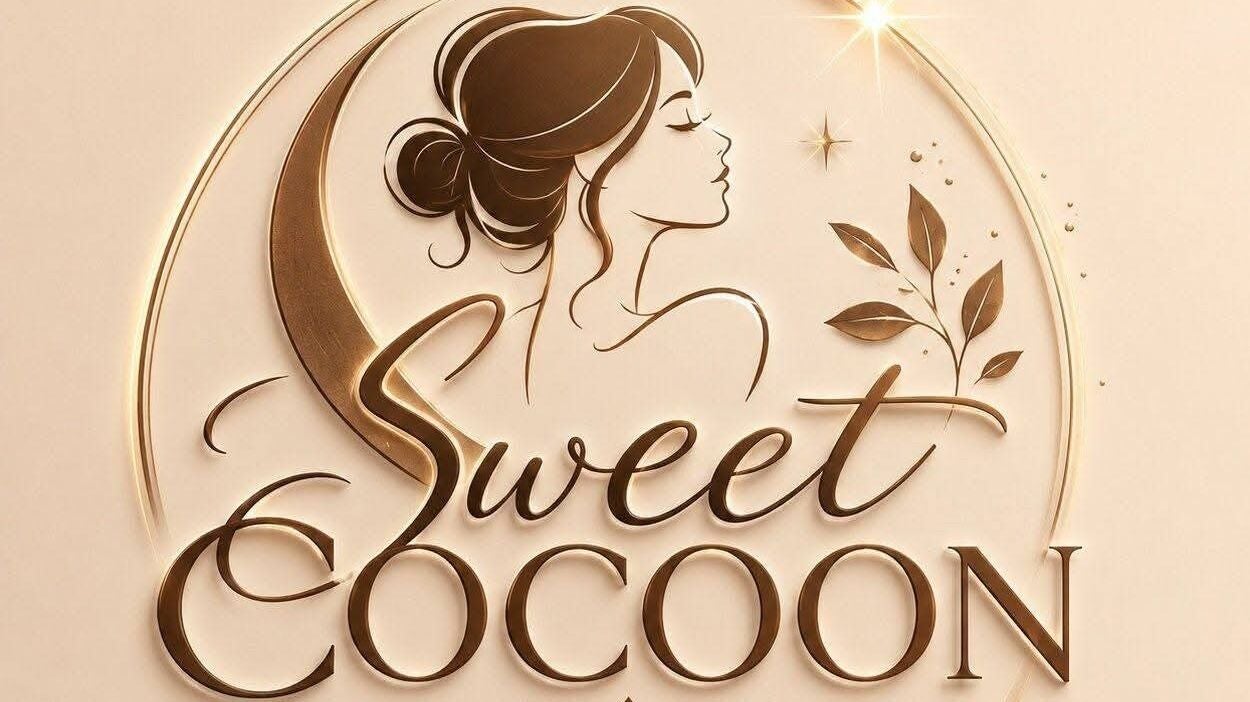 Logo doré de Sweet Cocoon à Mettet, Région Wallonne, BE, avec silhouette féminine élégante et feuilles stylisées.