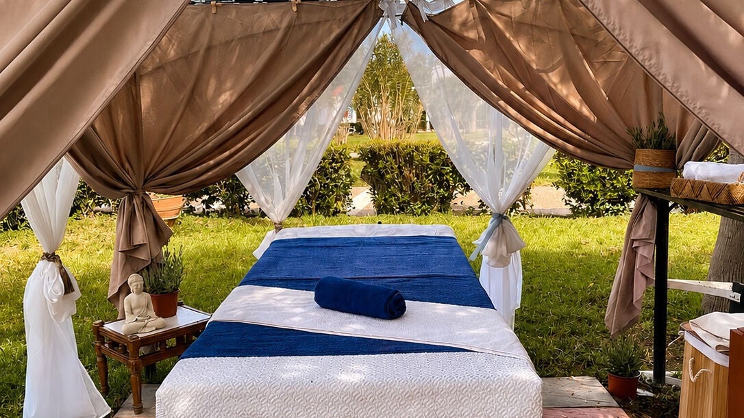 Εξωτερικός χώρος μασάζ στο Serenity Spa, Κως, GR, ανάμεσα σε πράσινο περιβάλλον για απόλυτη χαλάρωση.