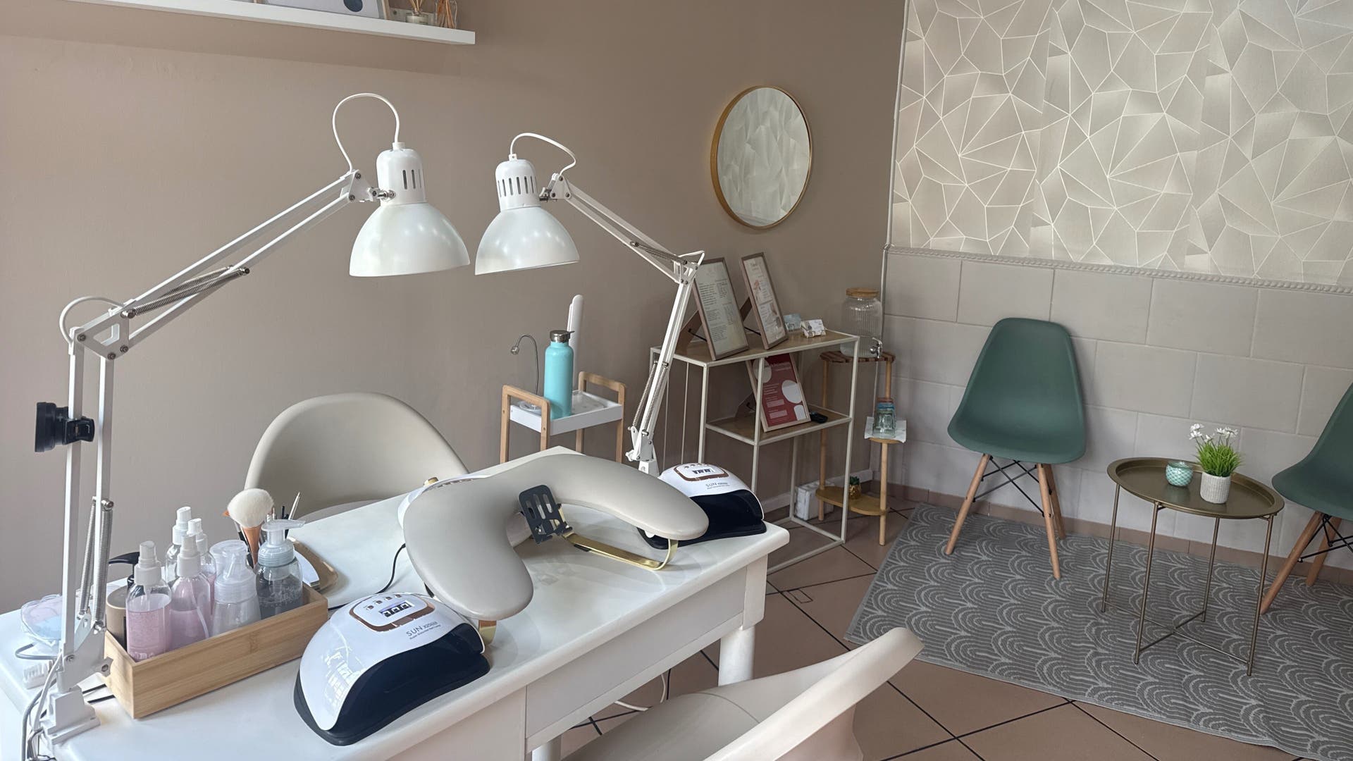 Interior moderno do Thaisa nails design com poltronas e equipamentos em Valadares, Porto, PT.