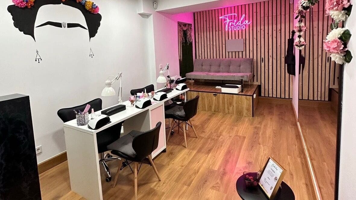 Interior de Frida Studio 42 en Madrid, mostrando mesas de manicura y decoración inspirada en Frida Kahlo.