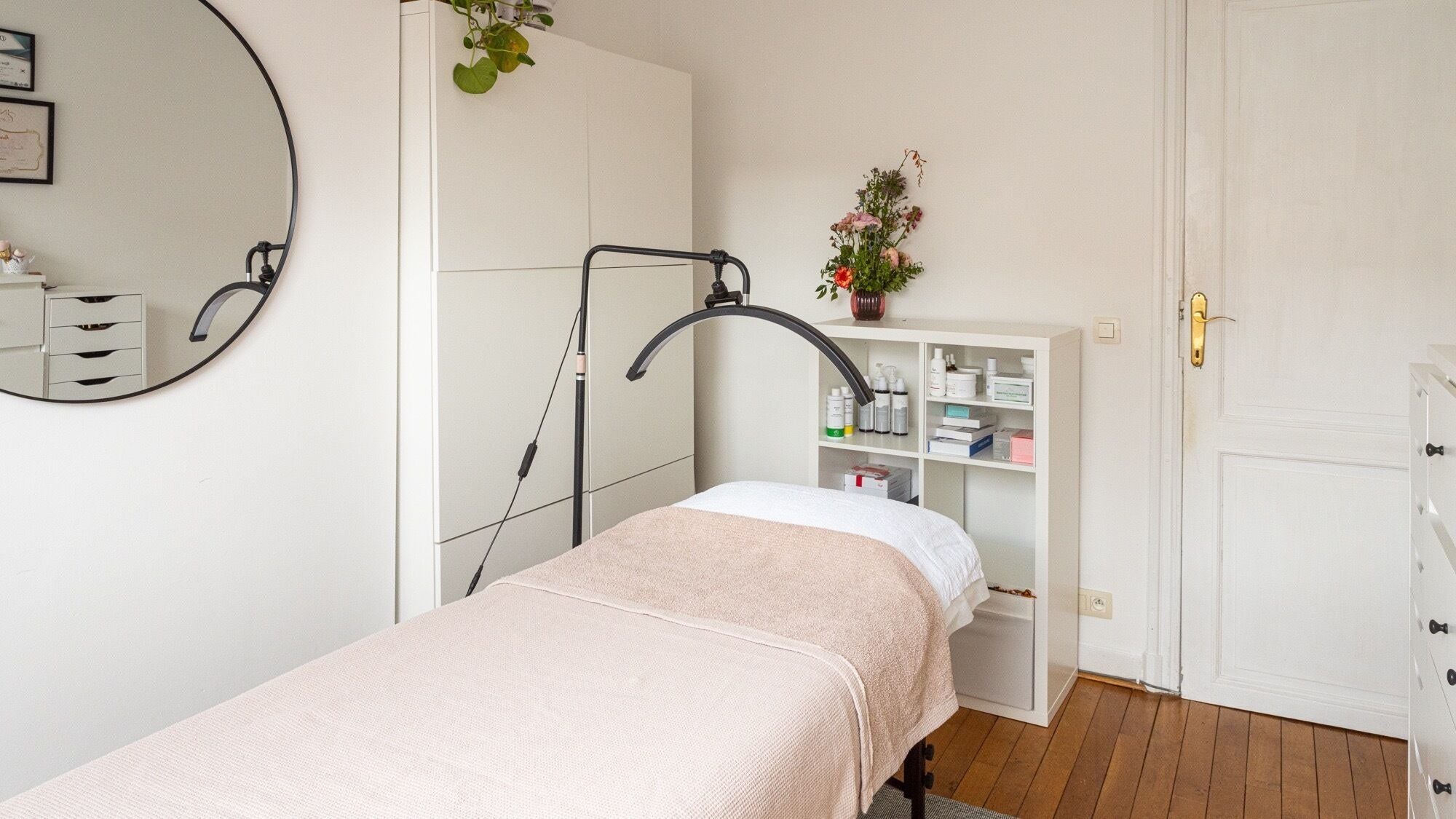 Salle de soin paisible à Kymia Skin Studio, Schaerbeek, Bruxelles, BE.