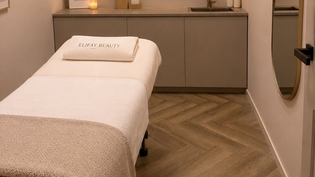 Luxe behandelkamer bij ELIFAY BEAUTY in Capelle Aan Den Ijssel, Zuid-holland, NL, met handdoek en sfeerverlichting.