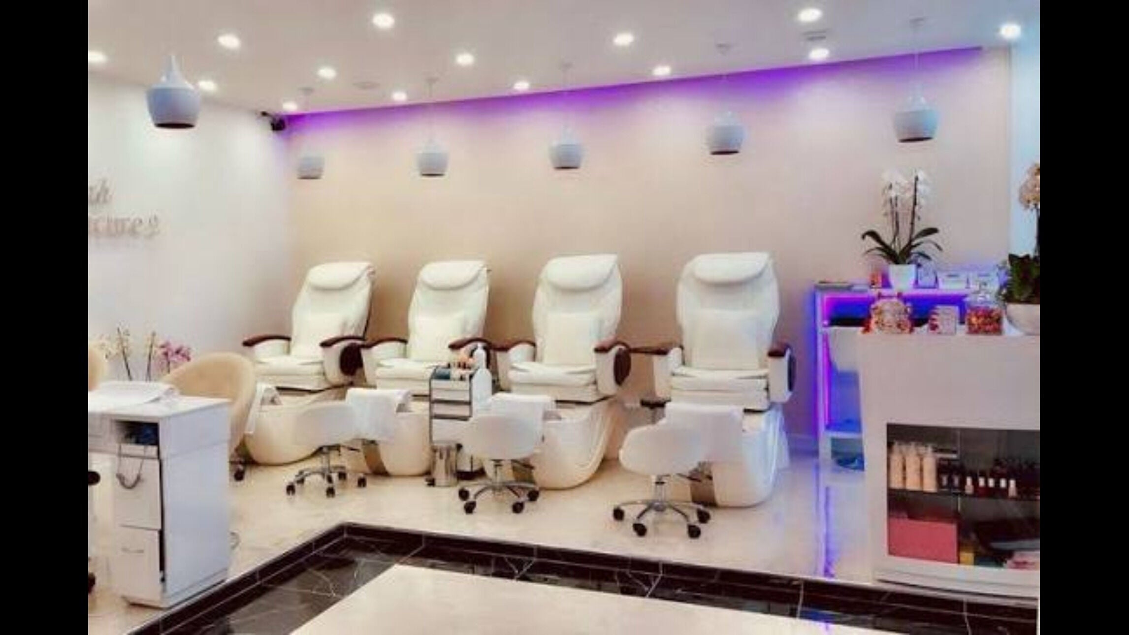 Salon de beauté chic chez Baili Rayan à Nice, Provence-alpes-côte D'azur, FR avec fauteuils de soin modernes.