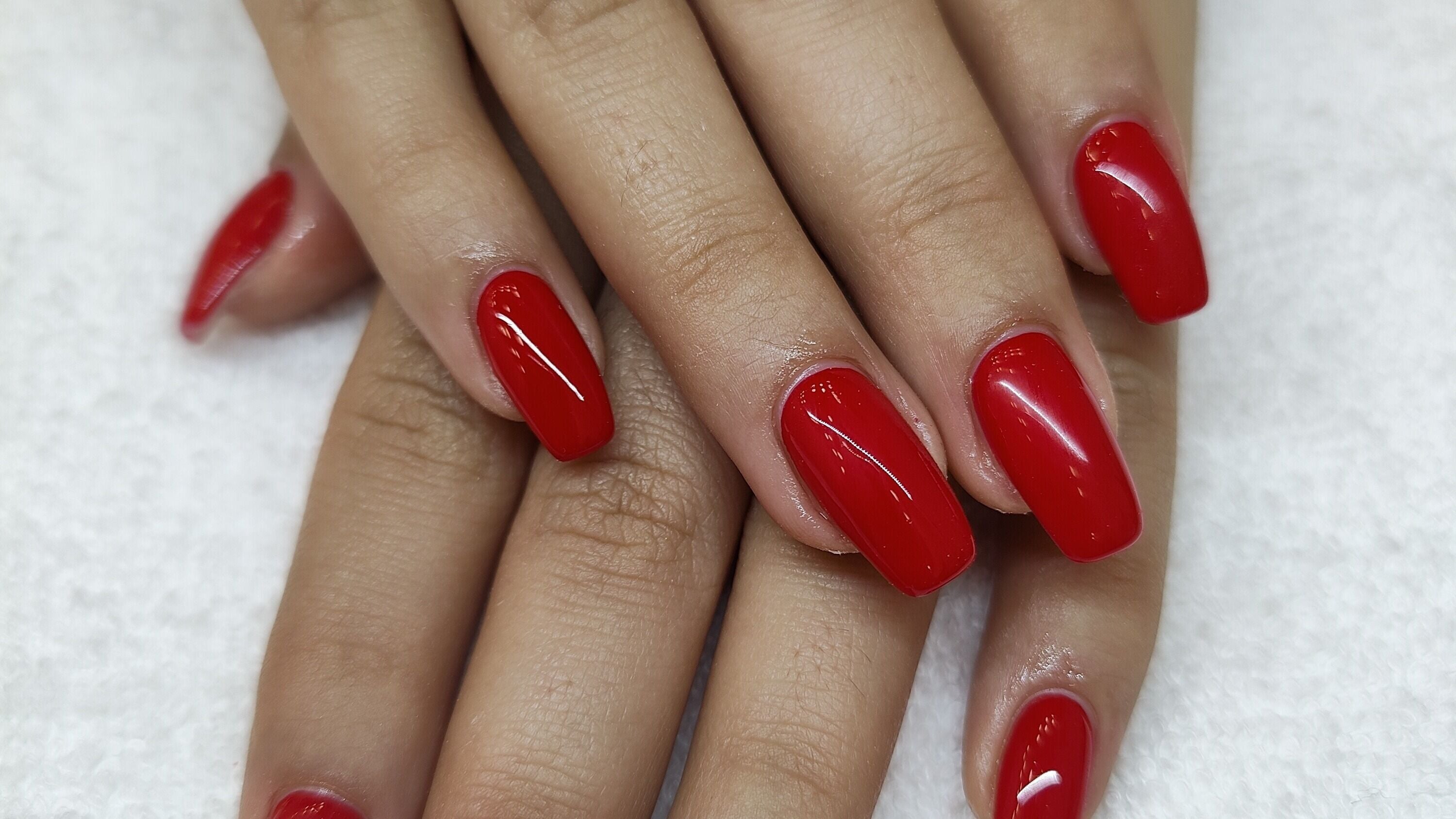Manicure rossa impeccabile presso Sasa Nails, Roma, Lazio, IT, simbolo di eleganza e cura delle unghie.