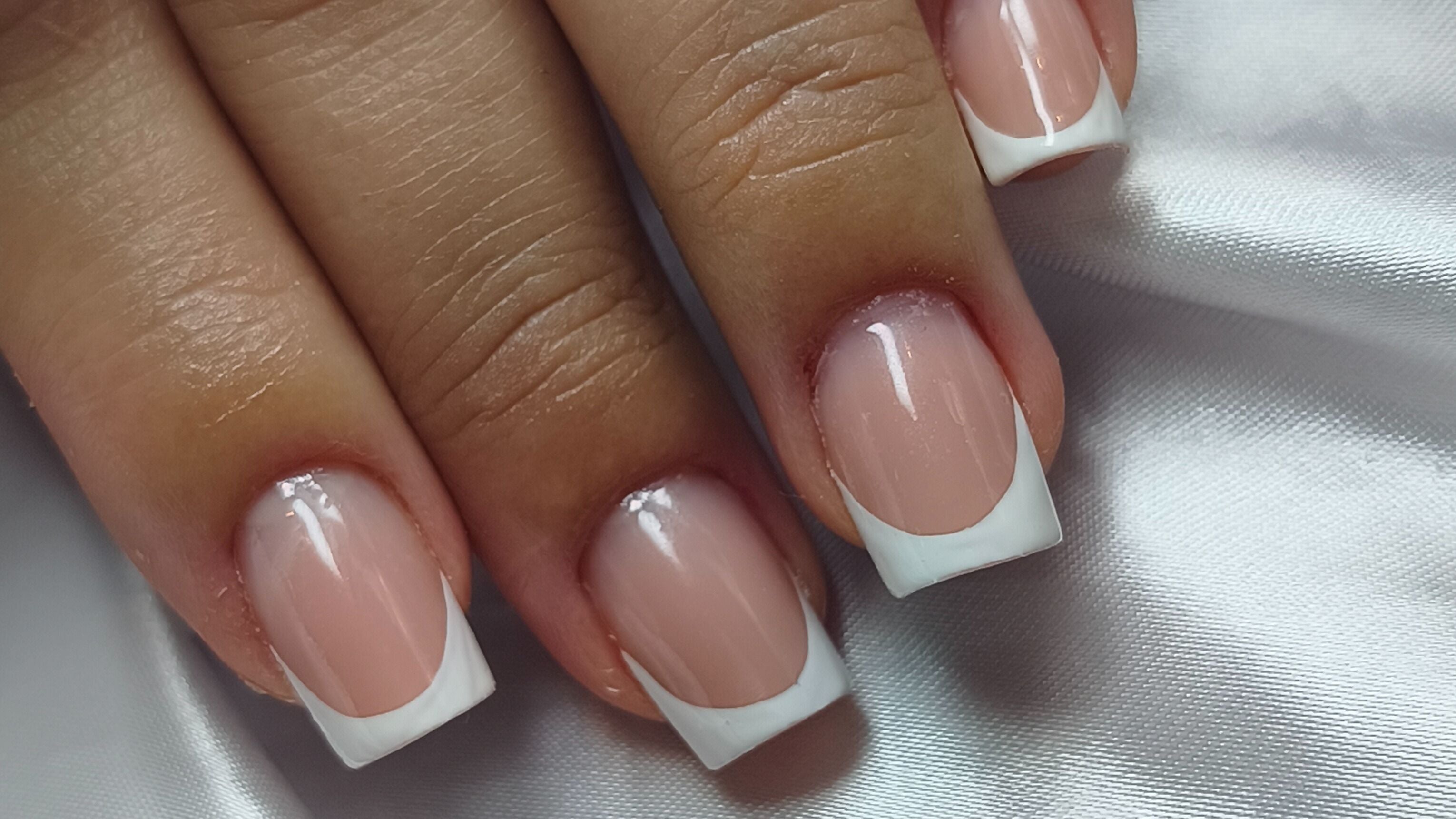 Unhas francesinhas perfeitas no Emelly Nail Designer, São Paulo, São Paulo, BR.
