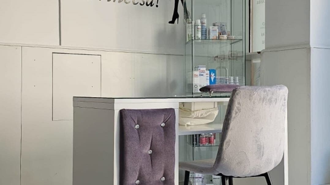 Espaço de atendimento com cadeira roxa em MF Skin D'Lux, Lisboa, Lisboa, PT.