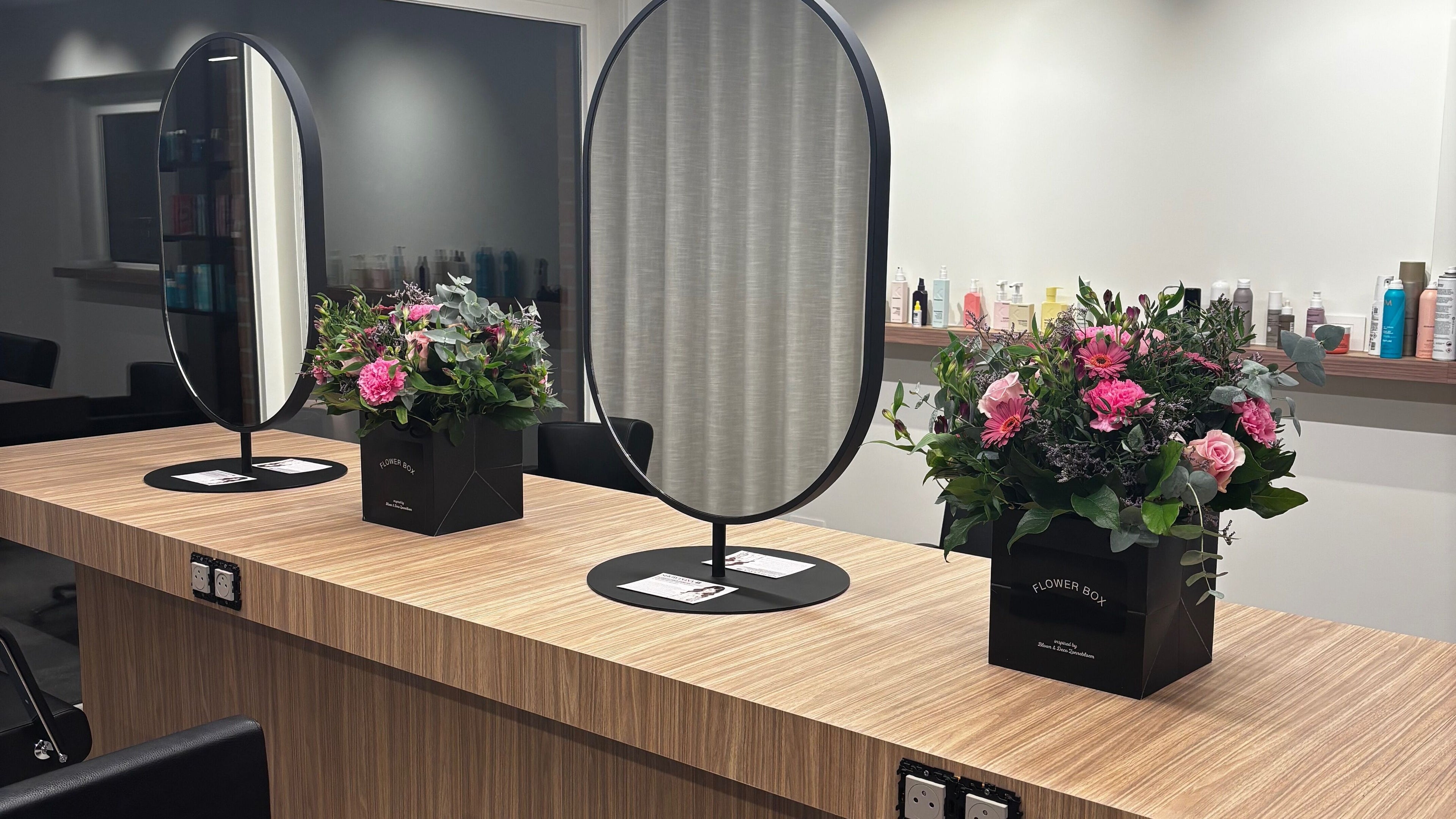 Stijlvolle spiegel met bloemen op tafel bij CuraGlow in Kortrijk, Vlaanderen, BE.