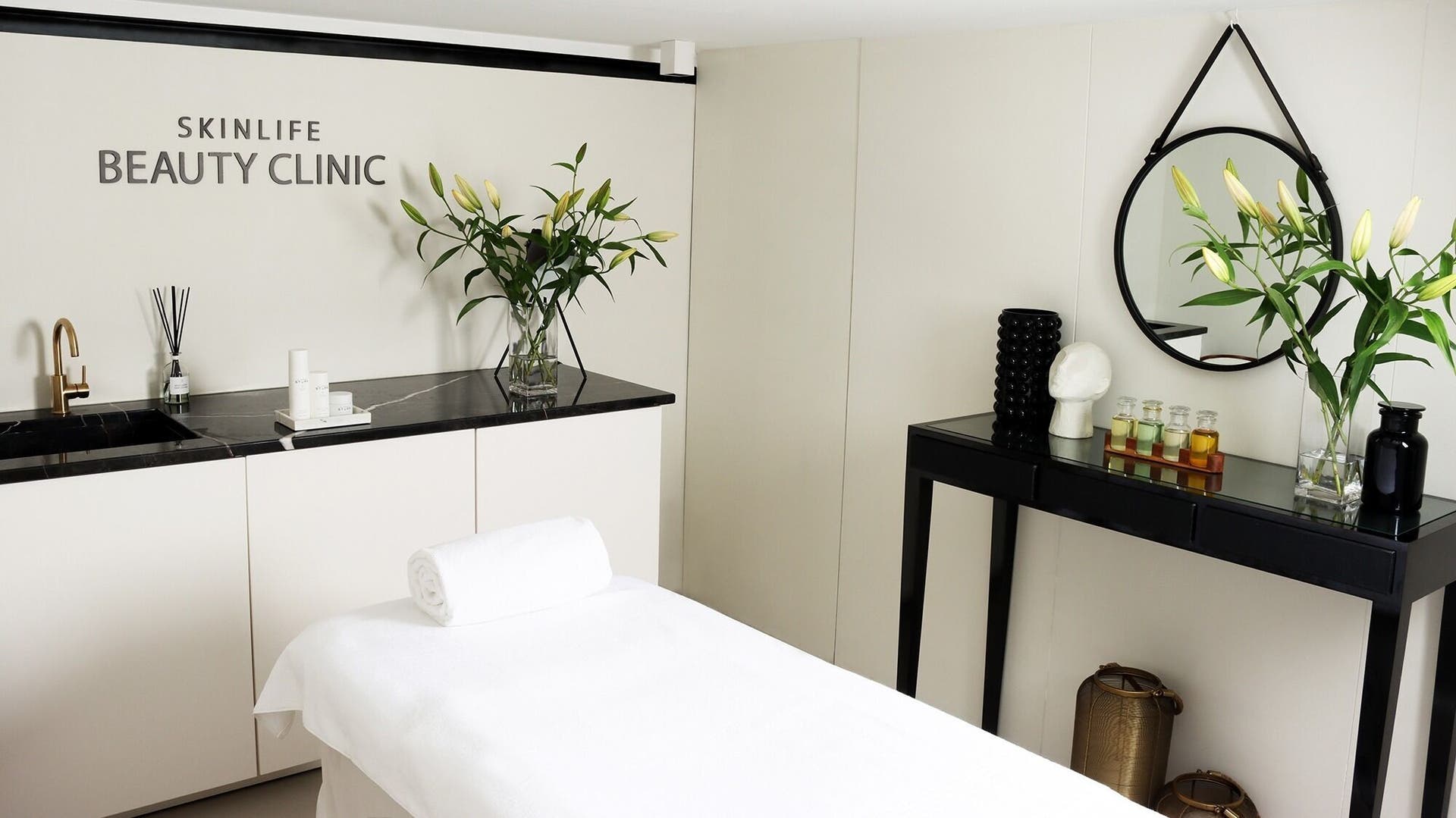 Contemporary interior of SkinLife Beauty Clinic (Av. Liberdade) Rosa in Lisboa, PT featuring treatment bed and decor.