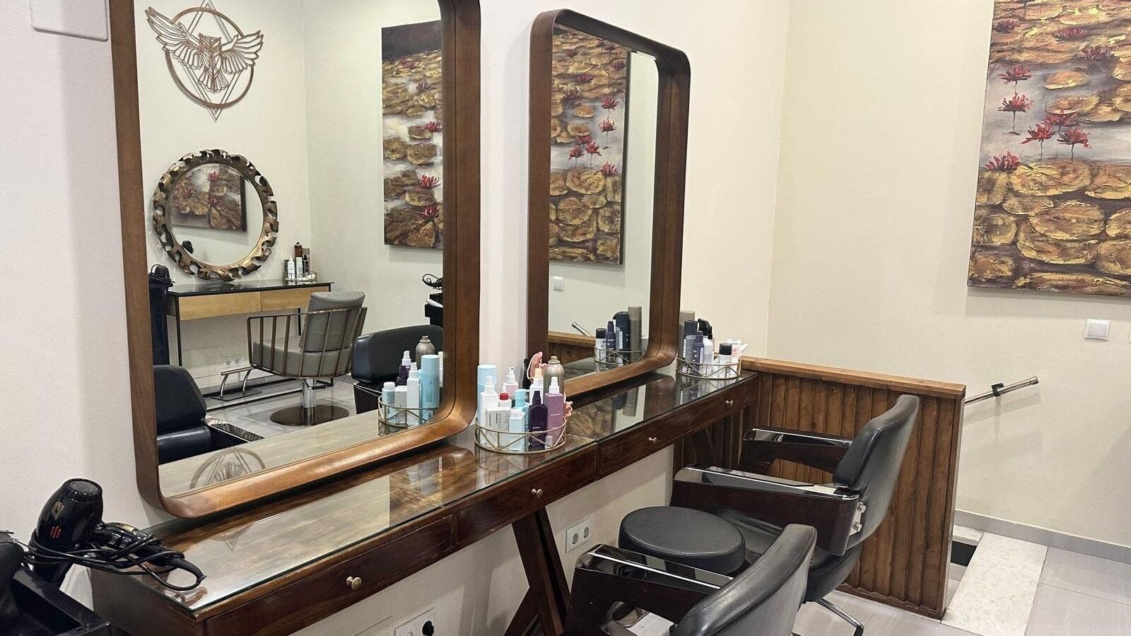 Elegant hair salon interior at INNOVATION HAIR & BEAUTY, Carcavelos, Lisboa, PT featuring stylish mirrors and chairs.