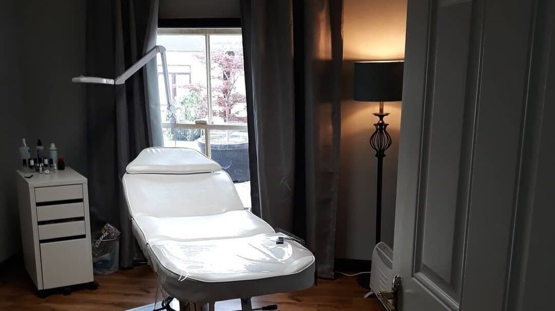 Relaxing treatment room at Niamh's Massage and Beauty in Cahir, County Tipperary, IE, offering tranquility.