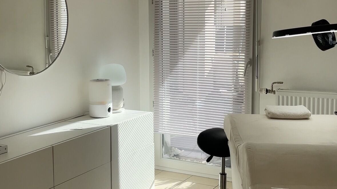Intérieur lumineux et apaisant de Noma Studio à Meyzieu, Auvergne-rhône-alpes, FR avec table de massage.