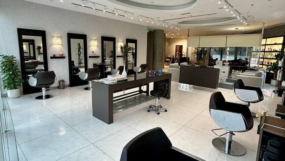 Venere By Ann Ladies Salon image 1