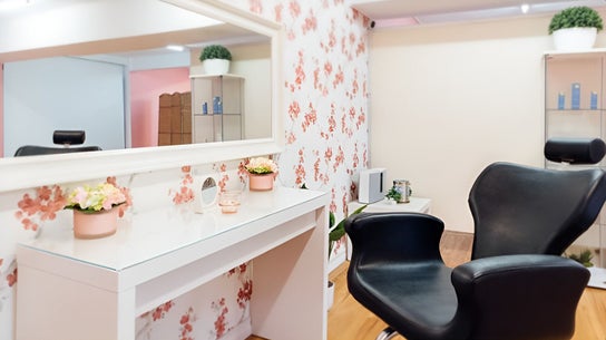 Glitzy Glam Beauty Salon