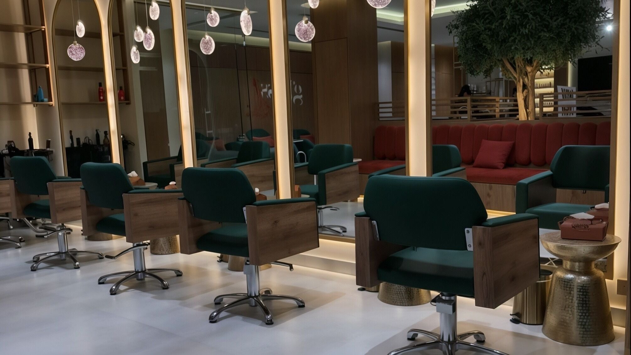 ديكور صالون gloss'd beauty lounge Riyadh الفاخر الرياض, منطقة الرياض, SA مع كراسي خضراء ومرايا أنيقة.
