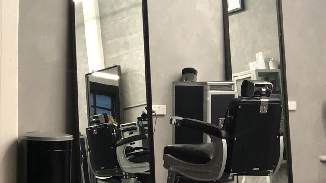 Stylish salon chair and mirror at Onyx Studio, Melbourne, Victoria, AU, showcasing modern beauty setups.