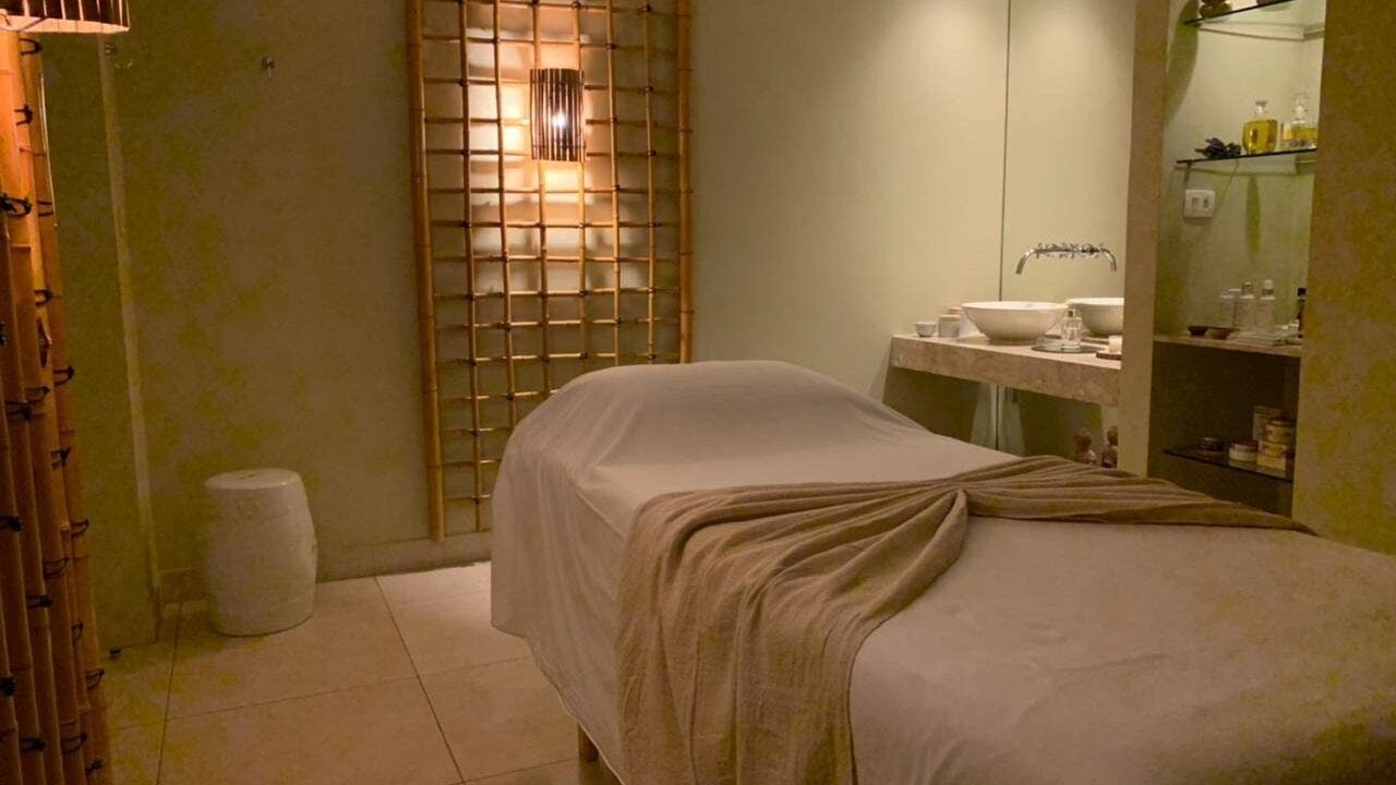 Sala de massagem com iluminação suave no Tha Spa Ibirapuera, São Paulo, São Paulo, BR.