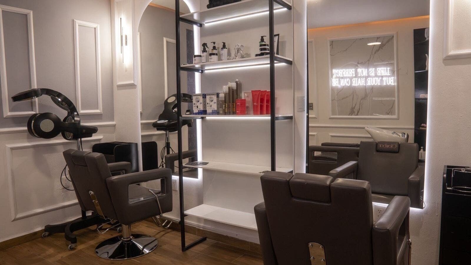 Sillones modernos y productos en Glowbar Beauty House and Spa, Ciudad de México, Ciudad de México, MX.