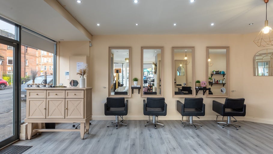 BLOND Salon, bild 1