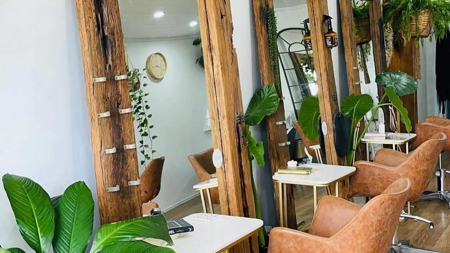 Elegant salon chairs and mirrors at Cabello by Courtney, Banora Point, NSW, AU, offering luxurious beauty treatments.