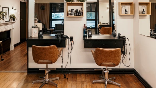 L’amour hair specialist