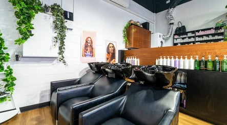 AW Hair Studios - Broadbeach