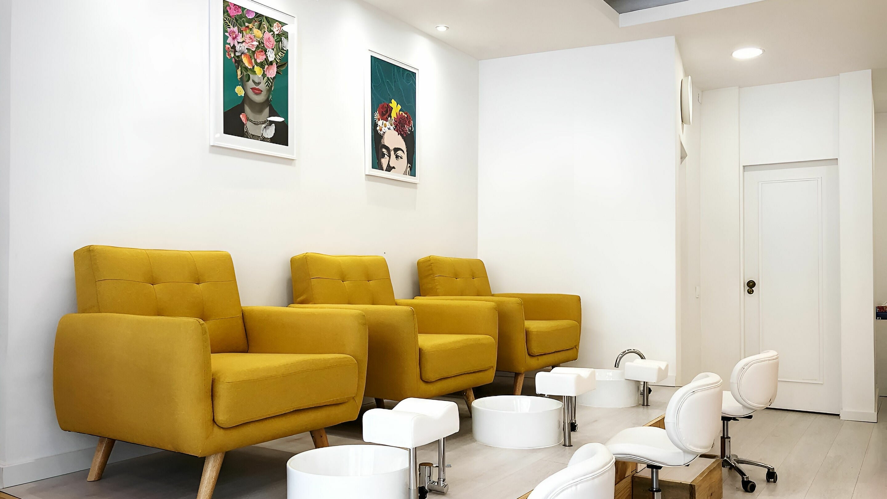 Confortáveis cadeiras amarelas no Naco Moscavide (USA - Nail - Beauty - Massage), Moscavide, Lisboa, PT.