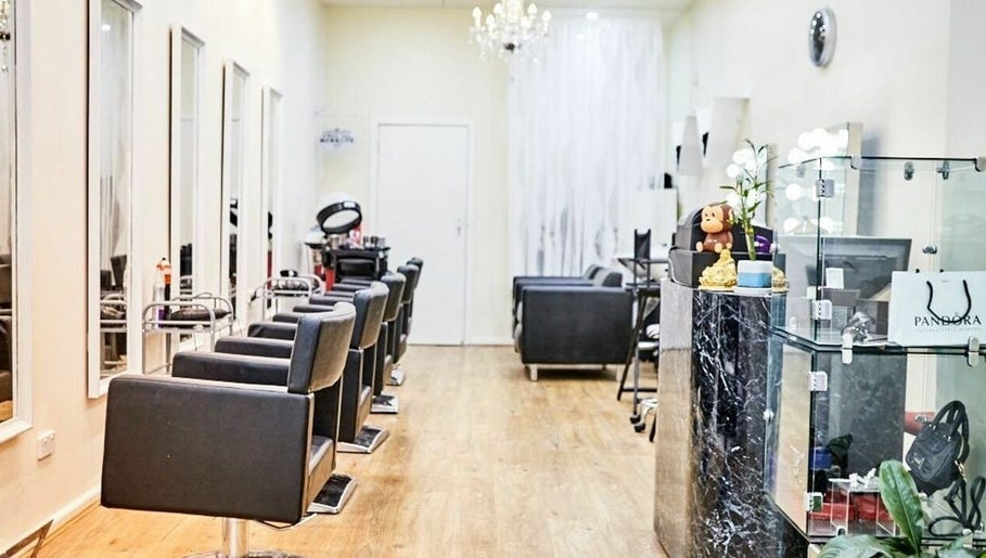 Madam Rouge Salon – obraz 1