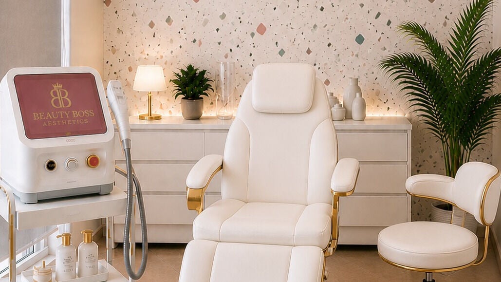 Κομψός χώρος Beauty Boss, Σούδα, GR με λευκή καρέκλα και φυτά για θεραπείες ευεξίας.
