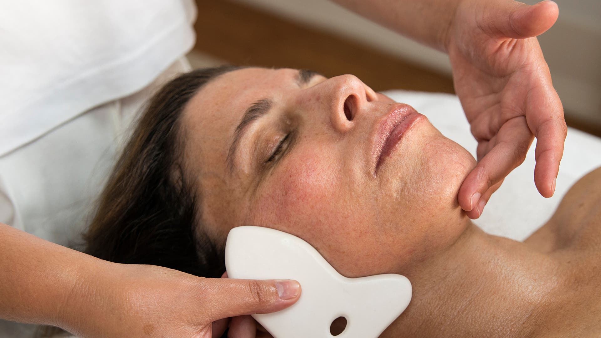 Face massage therapy at Le Face Studio X Jane de Busset Lisboa, Lisboa, Lisboa, PT.