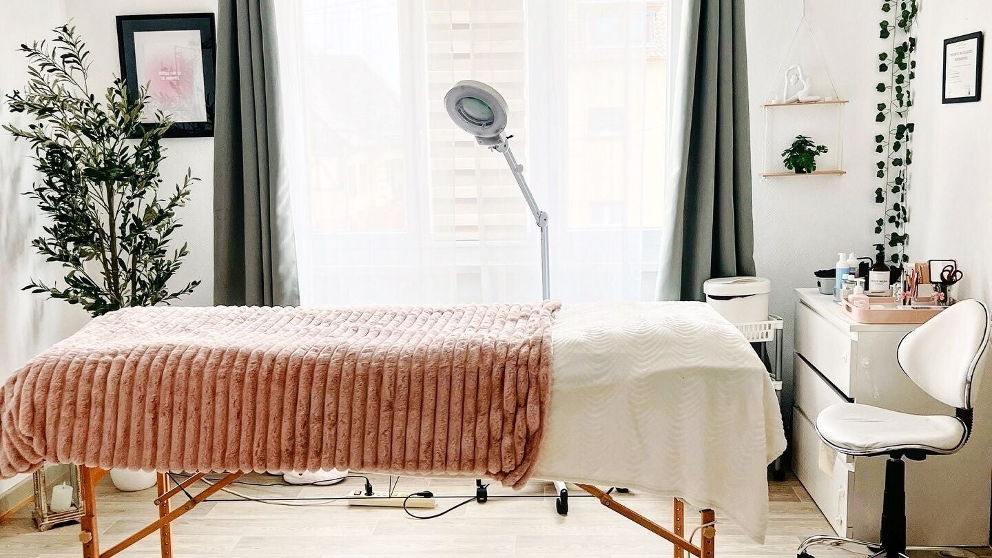 Salle de soin lumineuse chez Beauty Pandore à Duppigheim, Grand Est, FR, avec table de massage et décor élégant.
