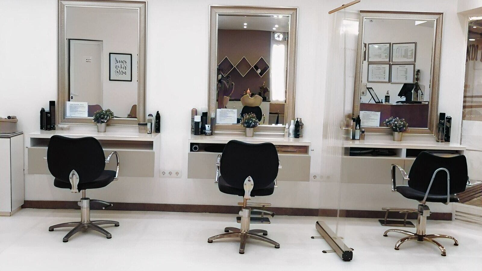 Interior elegante do salão de beleza Espaço Vina Silva em Agualva-Cacém, Lisboa, PT, com cadeiras modernas.