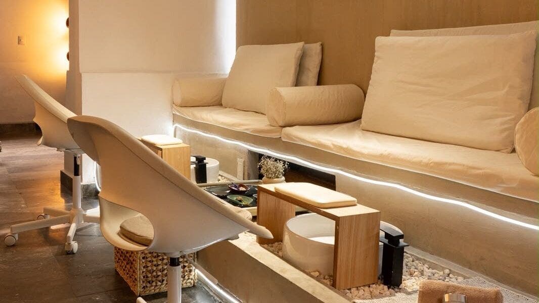Área de spa acogedora en Londres Pro Space, Ciudad De México, Ciudad De México, MX. Sillas ergonómicas y decoración elegante.