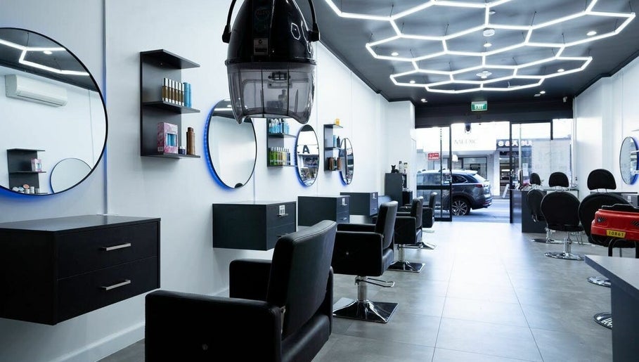 Image de 3 Points Hair Extensions and Barbering 1