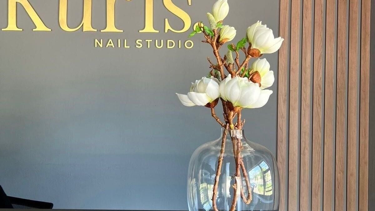 Elegant flower arrangement at Giggles n Kurls Nail Studio Centurion, showcasing refined aesthetic in Centurion, Gauteng, ZA.