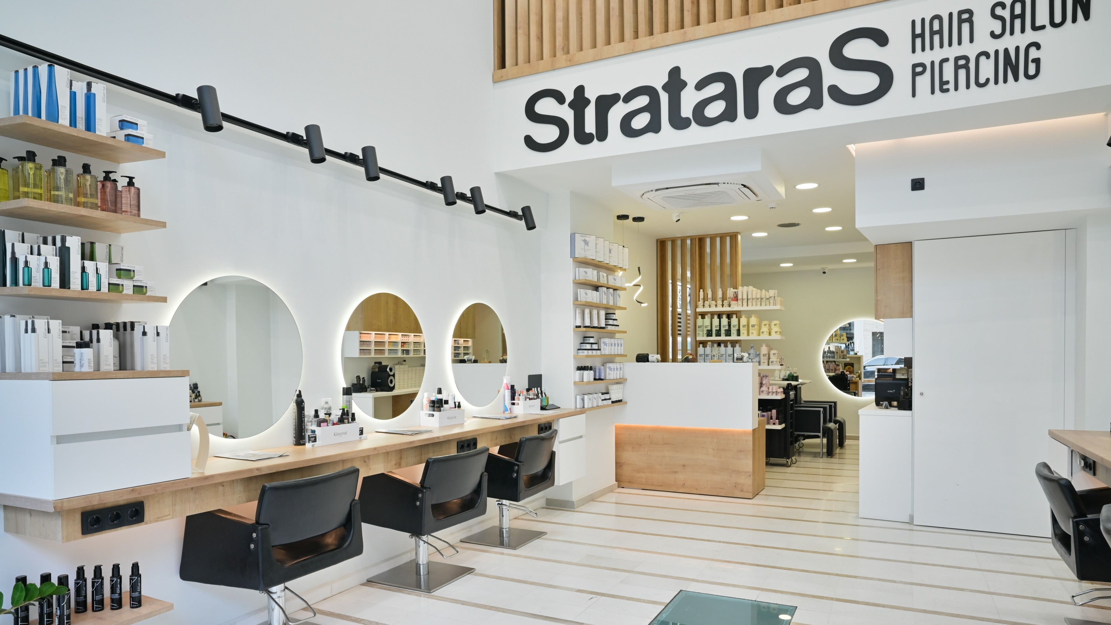 Εσωτερικό σαλόνι του StrataraS στην Ηράκλειο, GR με μοντέρνα διακόσμηση και προϊόντα ομορφιάς.
