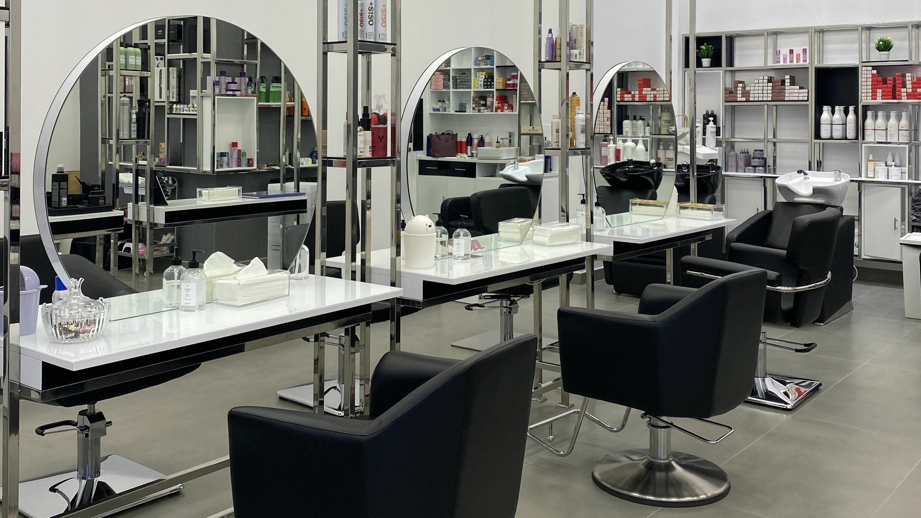 Modern chairs and mirrors at Hair by Rojin Salon, Dubai, Dubai, AE. Stylish and welcoming beauty space.