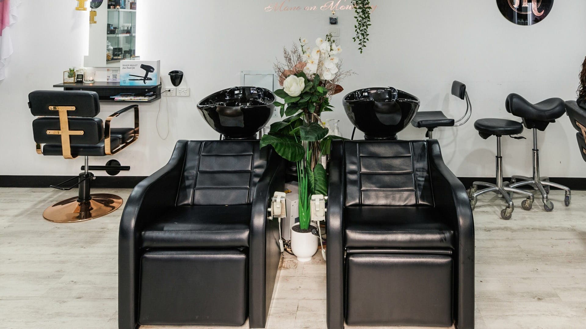 Modern wash stations at Mane On Mowbray, East Brisbane, Queensland. Elegant design and comfortable seating.