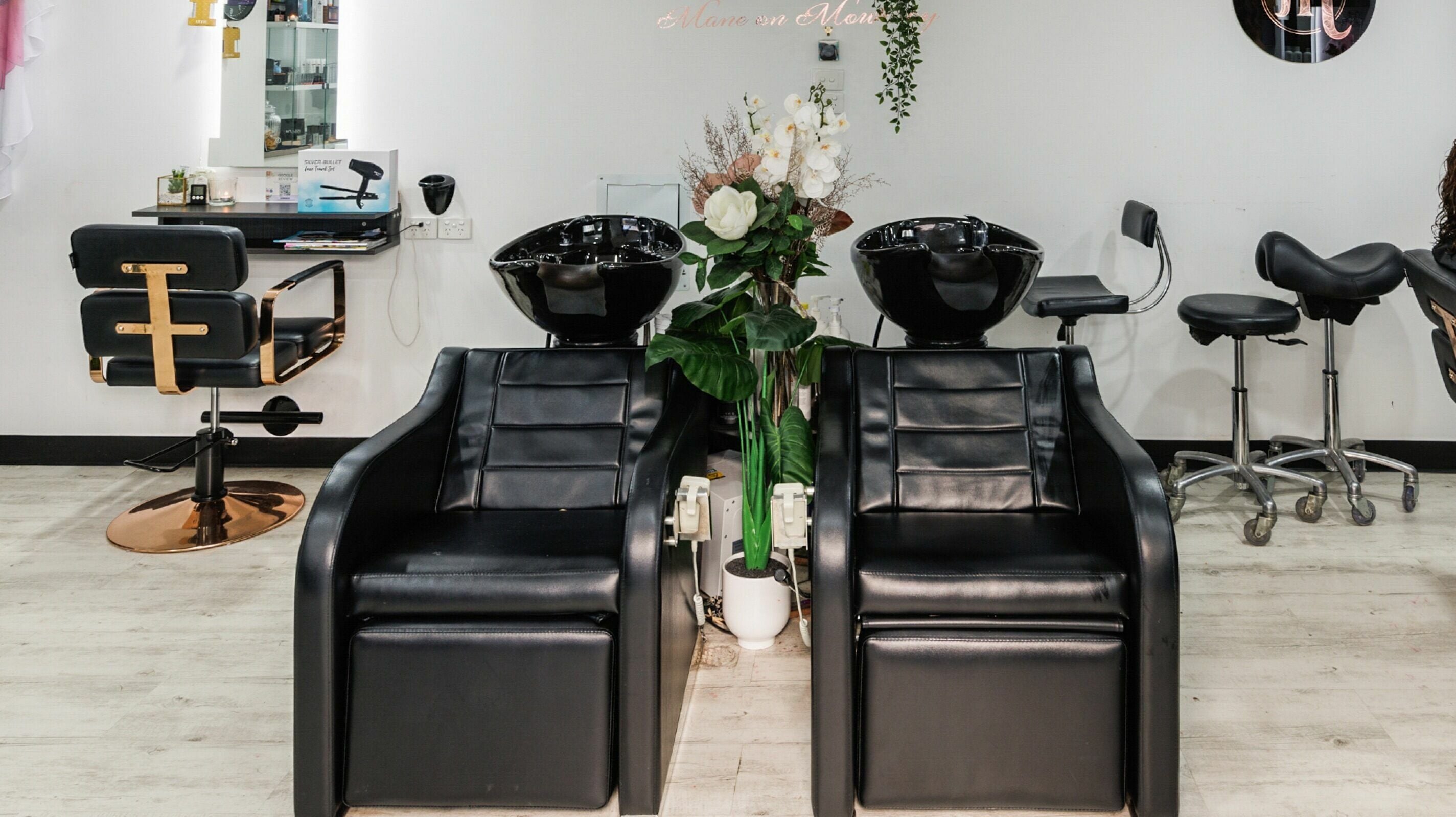 Modern wash stations at Mane On Mowbray, East Brisbane, Queensland. Elegant design and comfortable seating.
