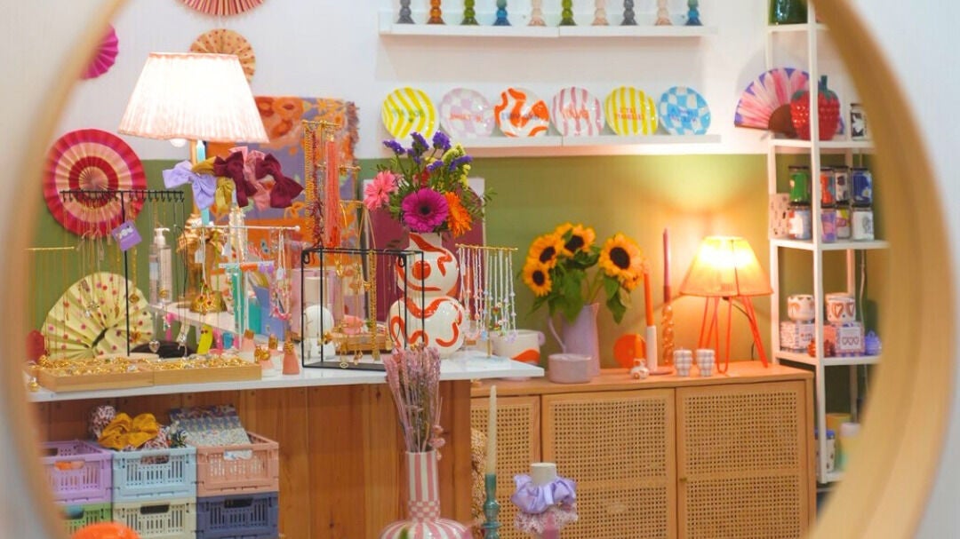 Διακριτική διακόσμηση του BEAUTYBAR Kipseli - ΜΠΙΟΥΤΙ ΜΠΑΡ Κυψέλη, Athina, Ελλάδα, GR με κομψά αξεσουάρ.