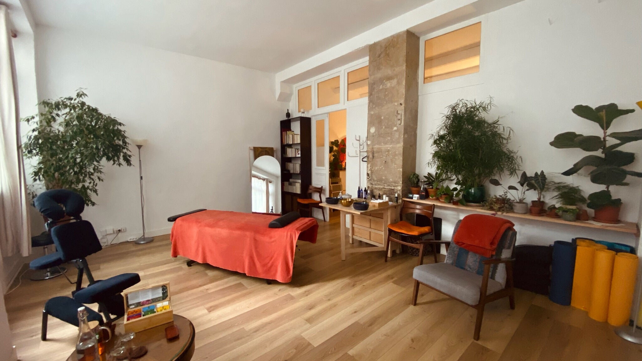 Intérieur de Le Souffle - Yoga et Massages Kobido à Paris Bastille, Paris, Île-de-france, FR: déco zen et plantes.